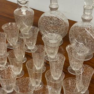 Antikes, hervorragendes Baccarat Kristallservice aus dem späten 19. Jahrhundert. 33 Teile mit Gravur.